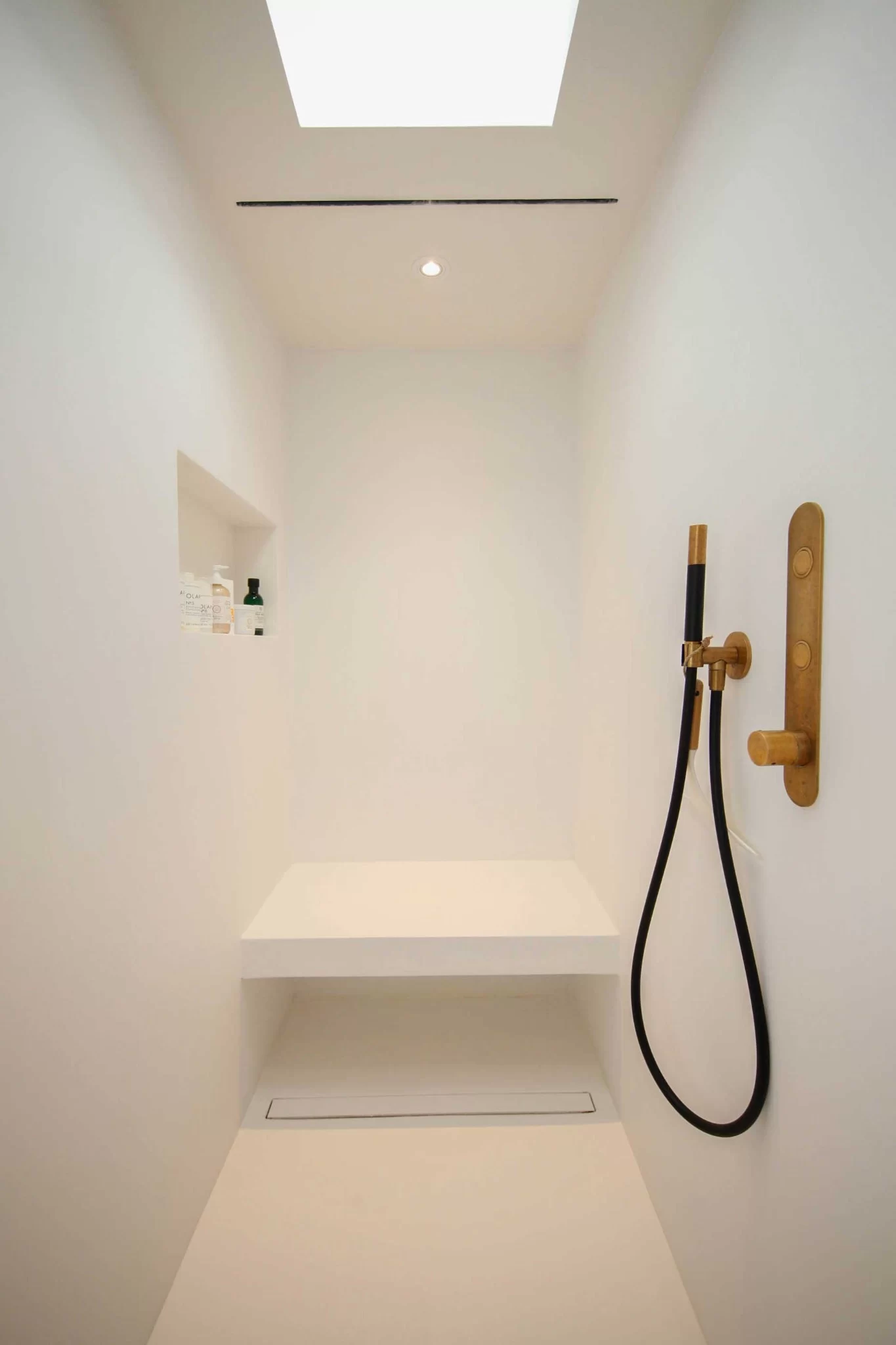 Douche met daglicht door het dak