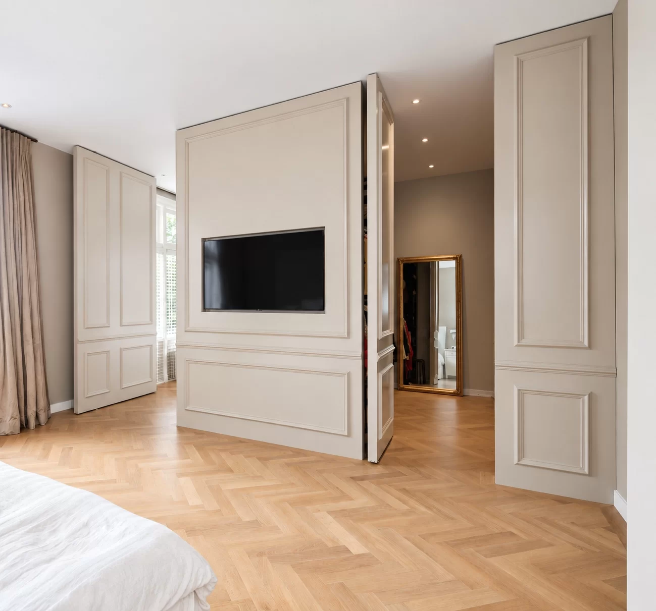Witte kastenwand met geopende deur