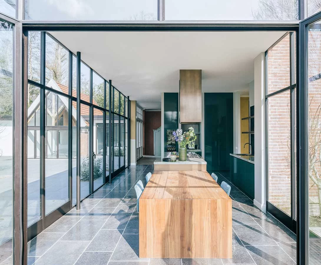 Doorkijk van de woning naar de tuin