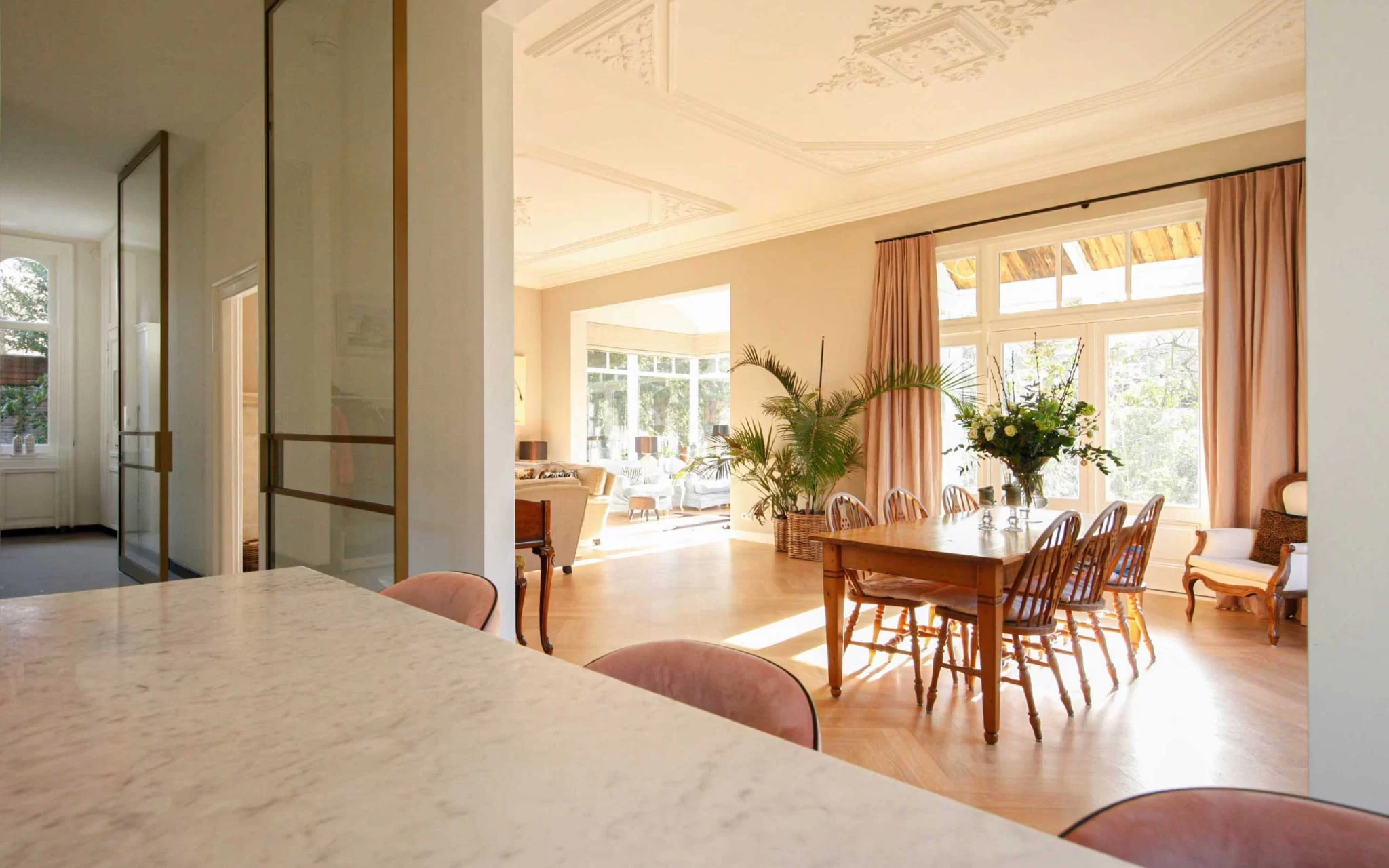 Doorkijk van de keuken naar de eetkamer in Classic Contemporary