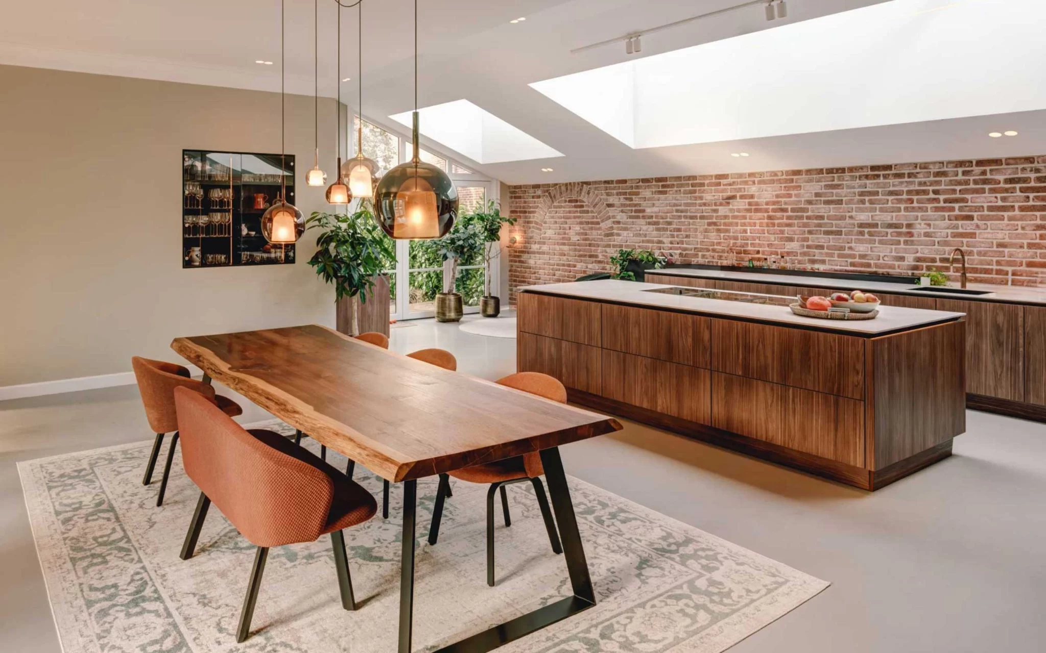 Keuken en eettafel onder daklichten bij Hemellicht