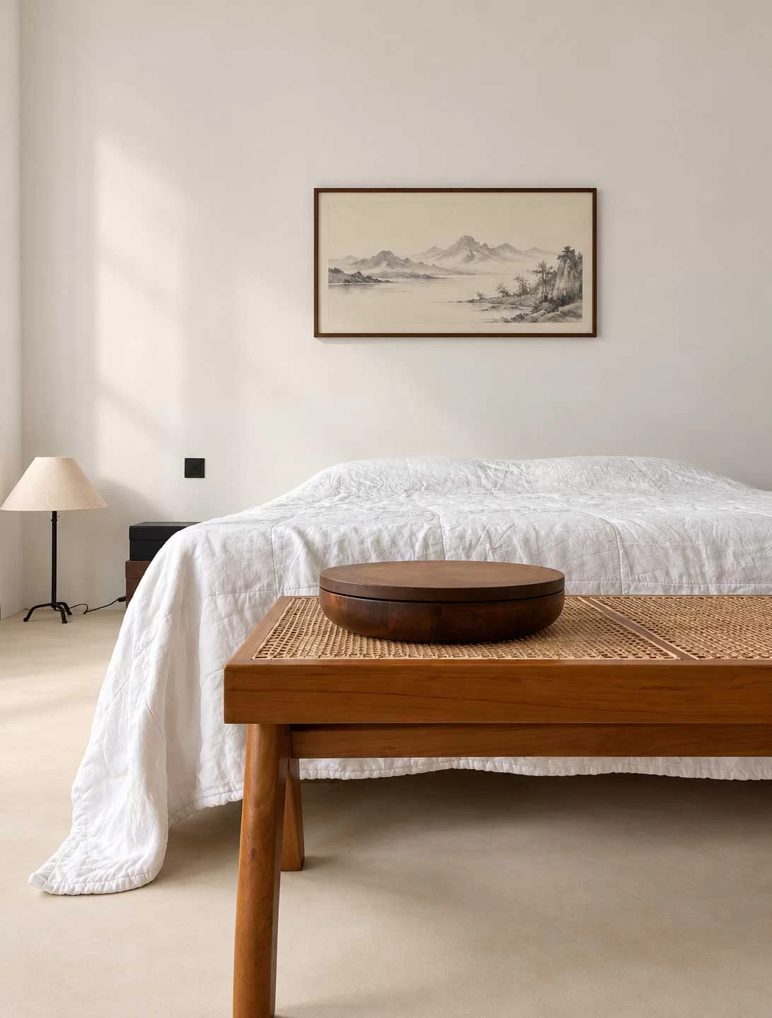 Slaapkamer met houten bank en kunstwerk in Iconic Riverside