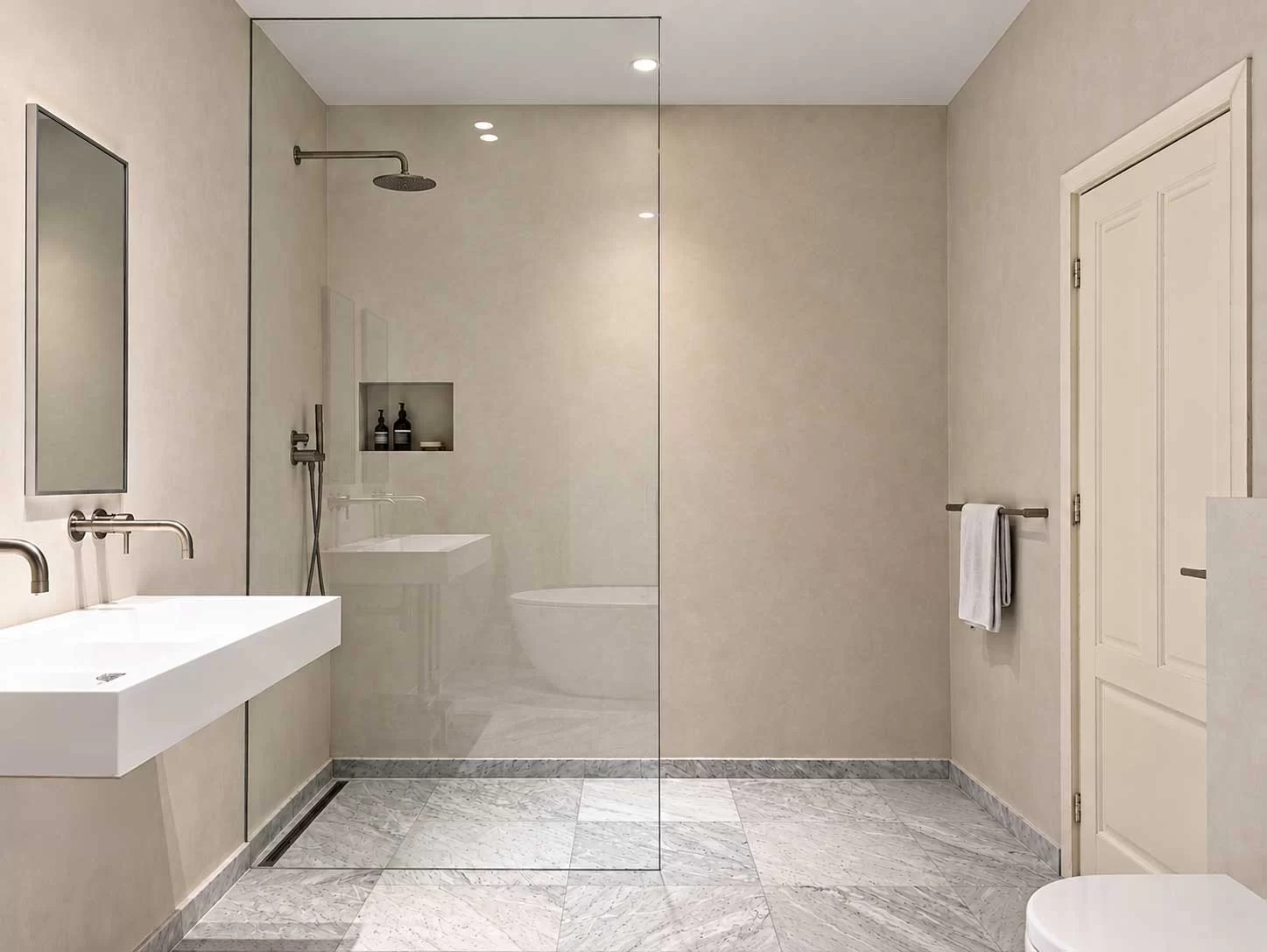 Witte badkamer met marmeren vloer en wastafel