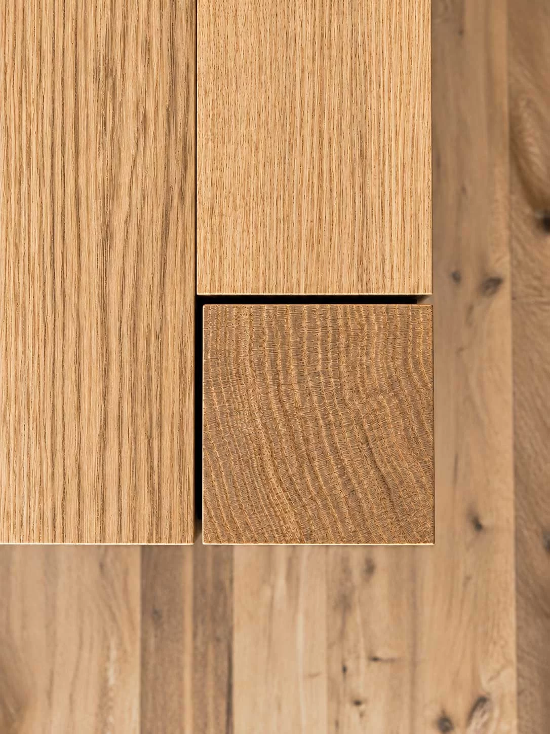 Detail van een houten lade in het maatwerkinterieur