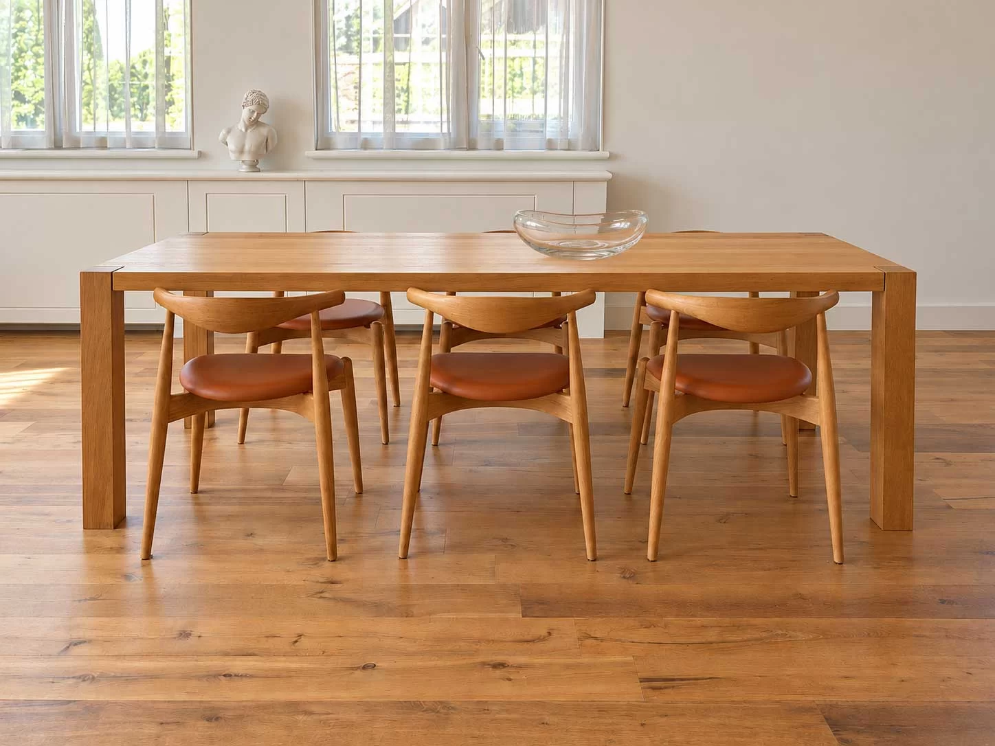 Houten eettafel bij het raam