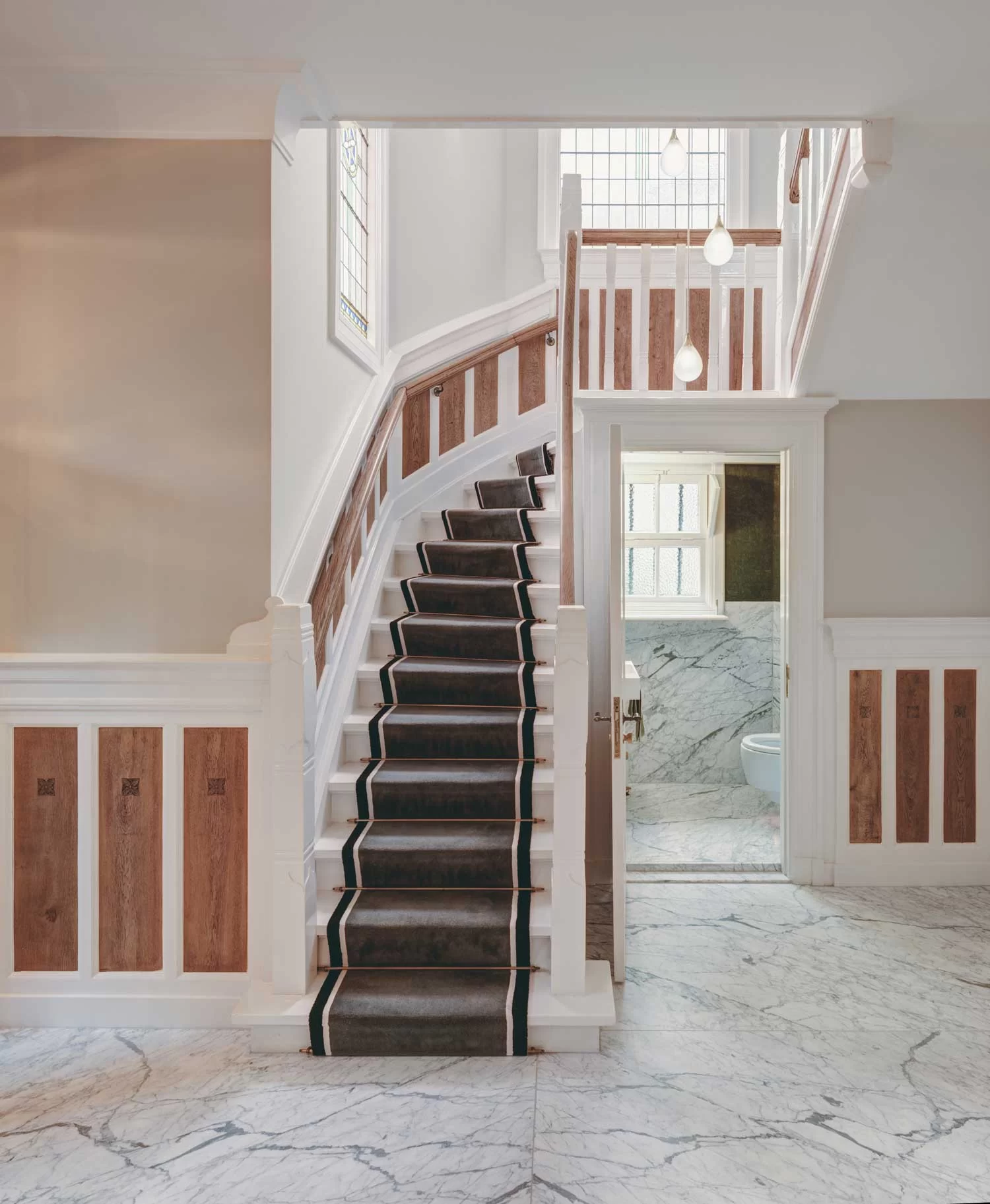 Historisch trappenhuis met witte balustrade