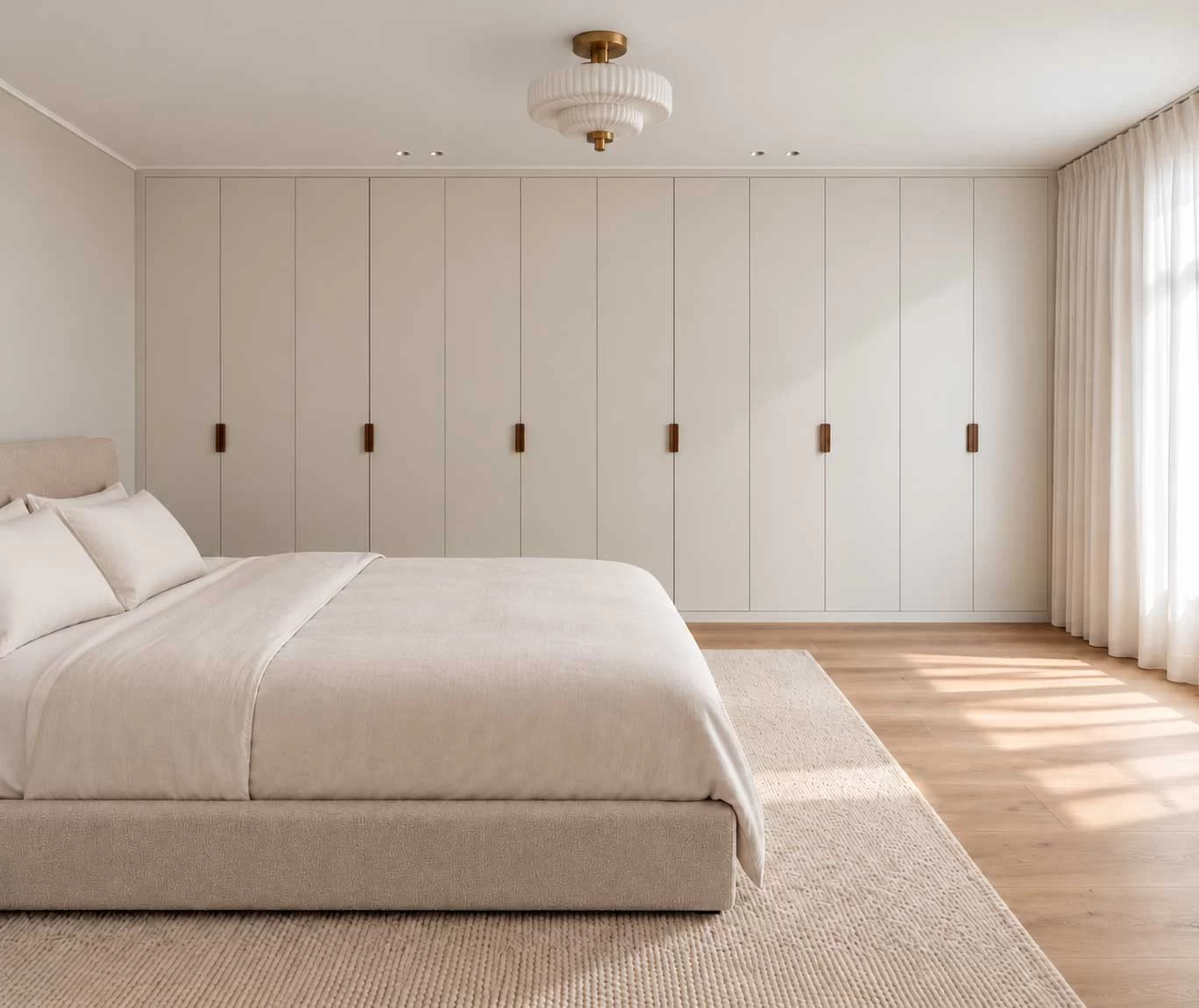 Slaapkamer met witte inbouwkast