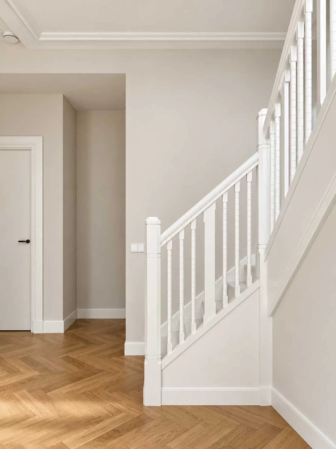 Witte trap in het gerenoveerde herenhuis