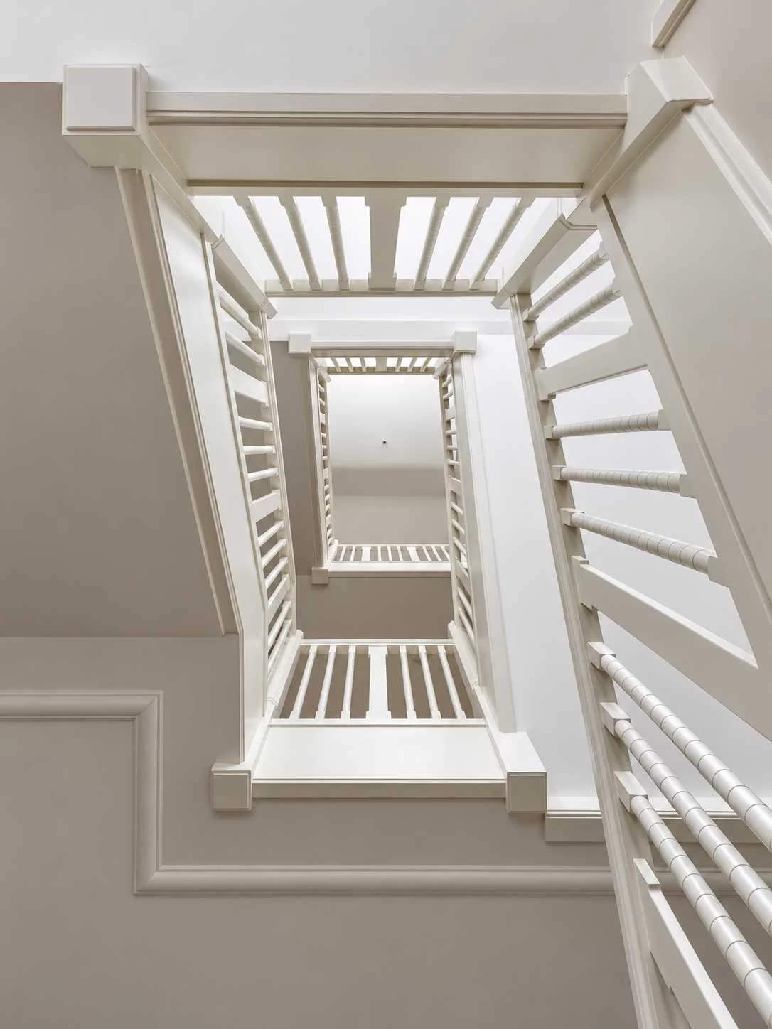 Detail van de witte trap en balustrade