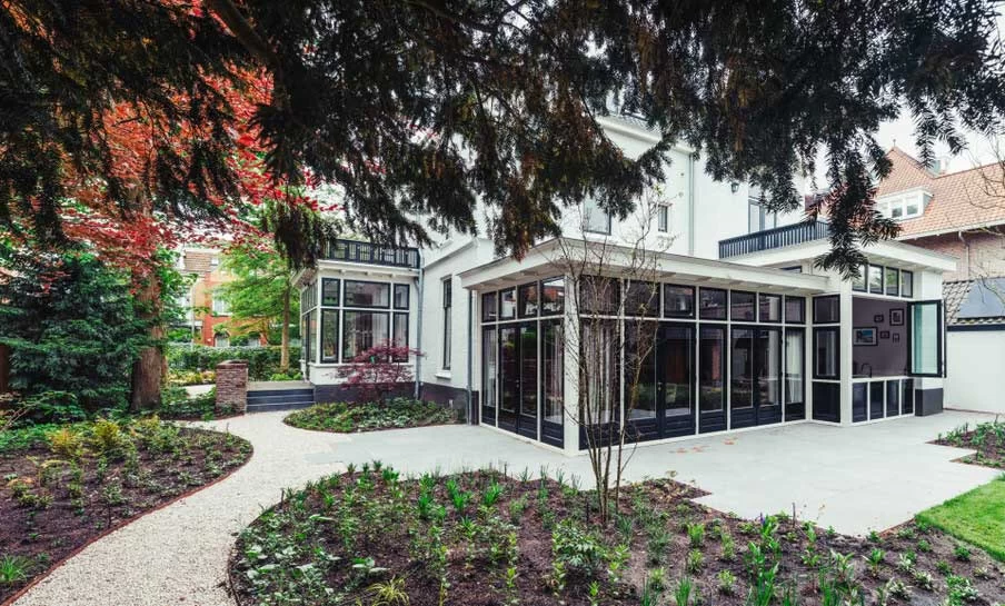 Glazen uitbouw aan de tuin van het historische herenhuis