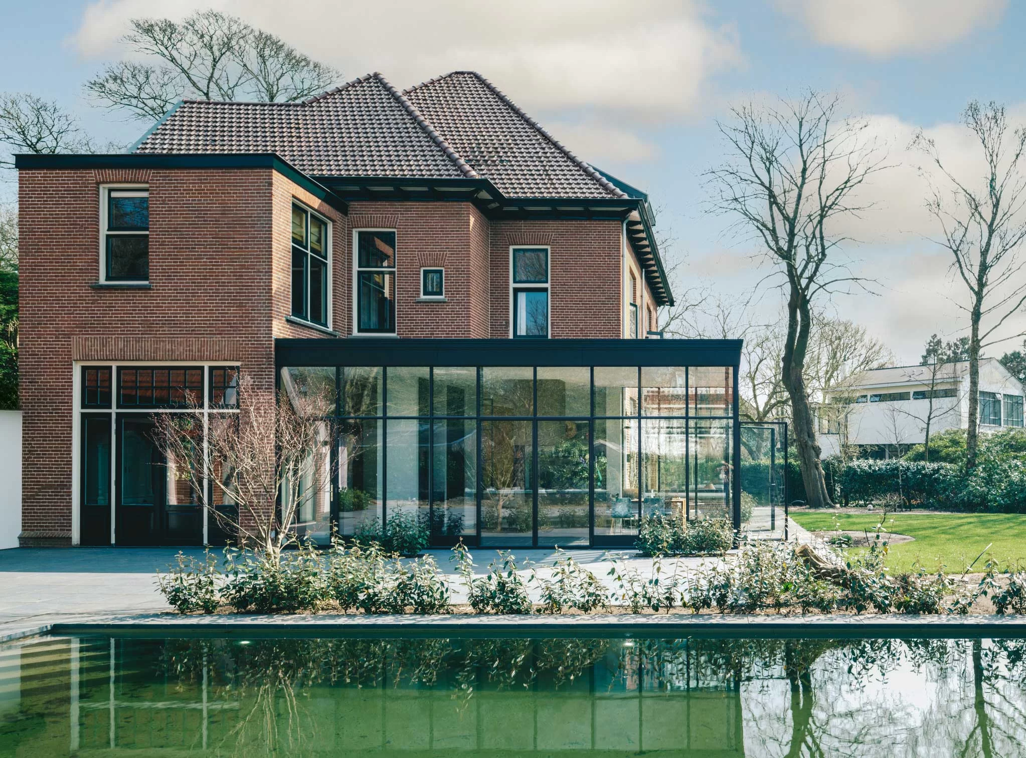 Glazen uitbouw aan een klassieke woning